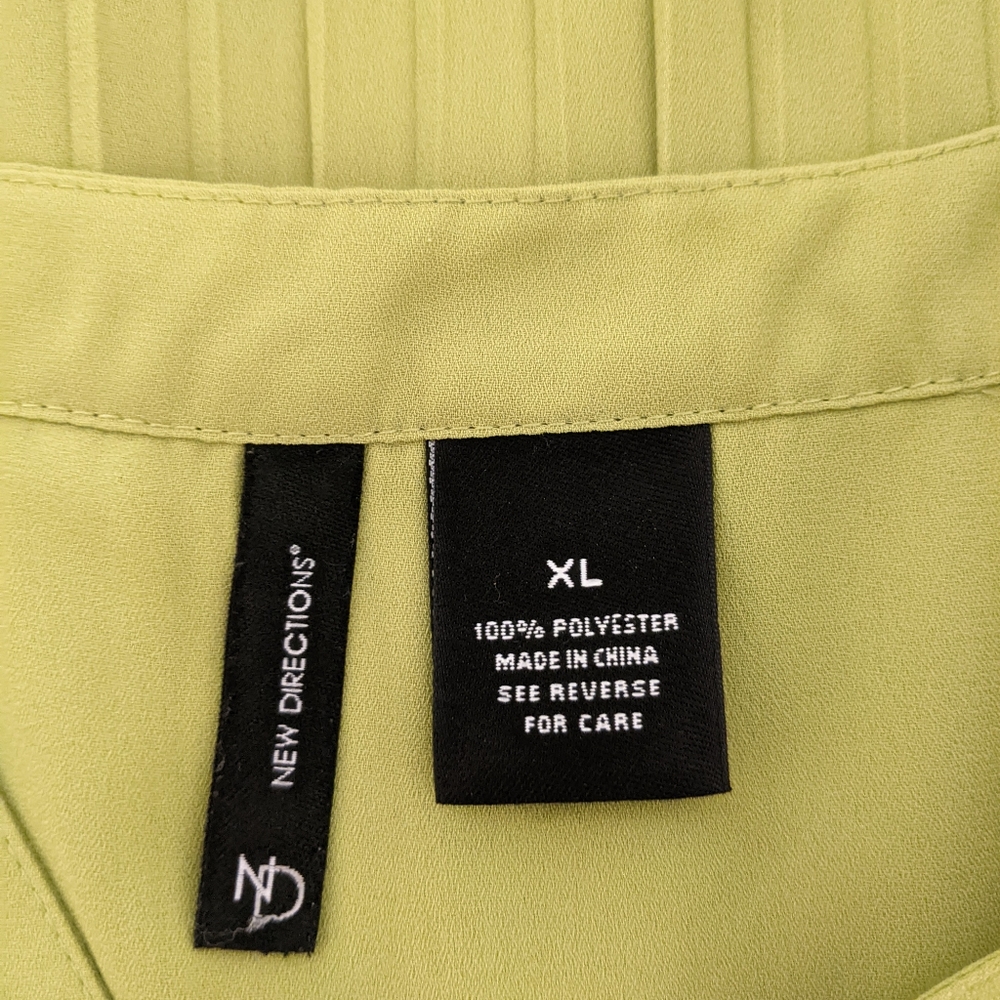 Pleated Back Top - Picture 2 of 6